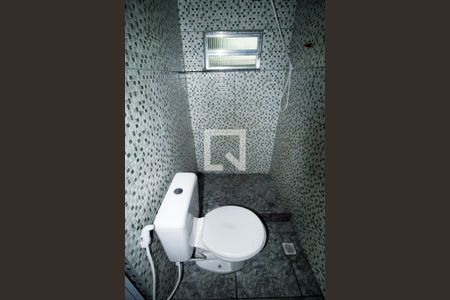 Banheiro de kitnet/studio para alugar com 1 quarto, 30m² em Brás de Pina, Rio de Janeiro