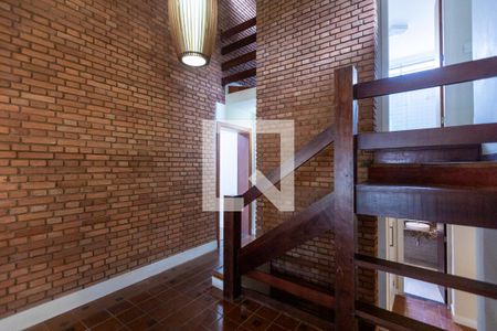 Escada de acesso ao nível superior de casa à venda com 3 quartos, 380m² em Parque Taquaral, Campinas