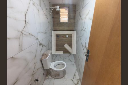 Banheiro de casa de condomínio à venda com 2 quartos, 60m² em Jacarepaguá, Rio de Janeiro
