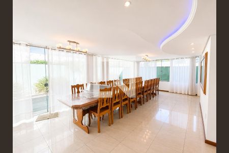 Sala de casa de condomínio para alugar com 4 quartos, 388m² em Neópolis, Gravataí