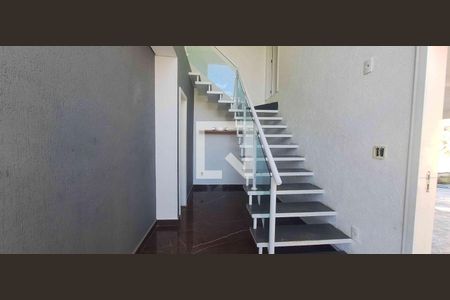 Acesso piso superior de casa de condomínio para alugar com 3 quartos, 280m² em Quintas do Ingaí, Barueri