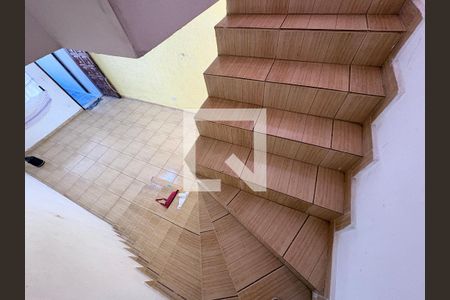 Escada para os Quartos de casa para alugar com 2 quartos, 70m² em Vila Nina, São Paulo