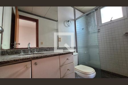 Banheiro social de apartamento para alugar com 3 quartos, 100m² em Belvedere, Belo Horizonte