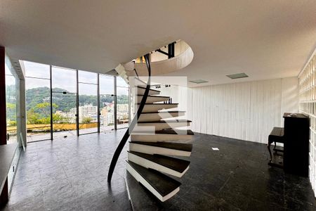 Casa para alugar com 4 quartos, 436m² em Laranjeiras, Rio de Janeiro