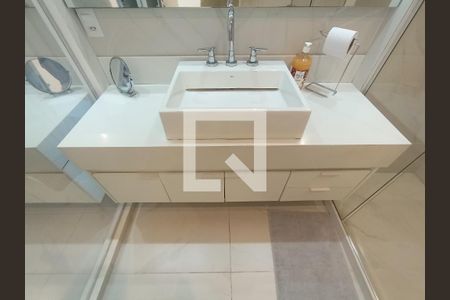 Banheiro suíte  de kitnet/studio à venda com 1 quarto, 30m² em Barra da Tijuca, Rio de Janeiro