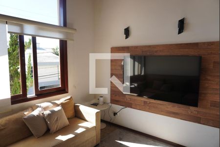 Sala de TV de casa de condomínio para alugar com 4 quartos, 309m² em Alphaville, Santana de Parnaíba