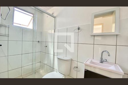 Banheiro social de apartamento para alugar com 2 quartos, 44m² em Santa Cândida, Curitiba