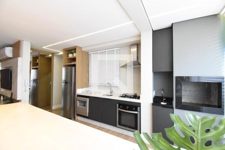 Sala e Cozinha de apartamento à venda com 2 quartos, 137m² em Centro, Curitiba