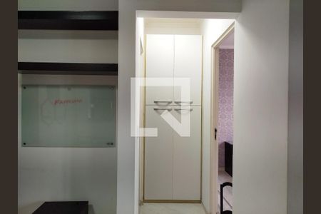 Corredor com armario de apartamento para alugar com 1 quarto, 45m² em Tatuapé, São Paulo
