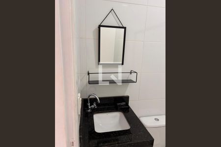 Banheiro de casa de condomínio para alugar com 2 quartos, 93m² em Jardim Helena Maria, Guarujá