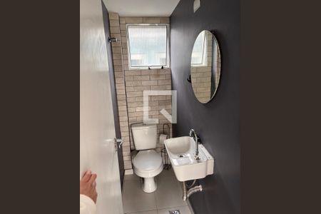 Banheiro de casa de condomínio para alugar com 2 quartos, 93m² em Jardim Helena Maria, Guarujá