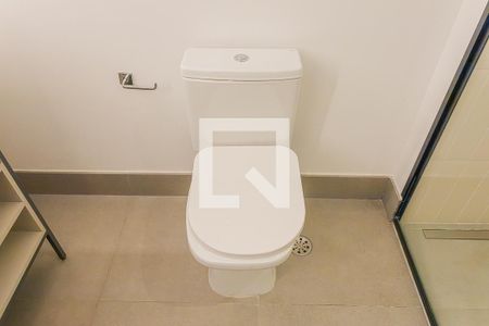 Banheiro de kitnet/studio para alugar com 1 quarto, 51m² em Pinheiros, São Paulo