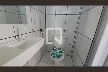 Banheiro de casa para alugar com 1 quarto, 30m² em Chácara Holiday, Itaquaquecetuba