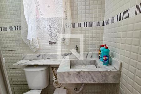 Banheiro de kitnet/studio para alugar com 1 quarto, 19m² em Vila Tupi, Praia Grande