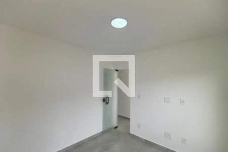 Parede branca com porta de vidro e iluminação circular. de casa à venda com 5 quartos, 110m² em Curicica, Rio de Janeiro