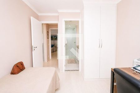 Quarto com cama simples, porta de vidro e armário de madeira. de apartamento à venda com 4 quartos, 117m² em Vila Sonia, São Paulo