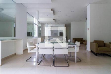 Sala de estar com mesa e cadeiras brancas e iluminação adequada. de apartamento à venda com 4 quartos, 117m² em Vila Sonia, São Paulo