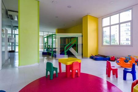 Sala de jogos com equipamentos de brinquedos e uma escada de cor verde e amarela. de apartamento à venda com 4 quartos, 117m² em Vila Sonia, São Paulo