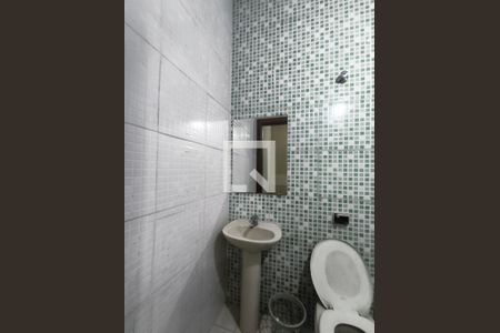 Banheiro de serviço de kitnet/studio para alugar com 1 quarto, 28m² em Suzana, Belo Horizonte