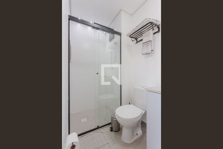 Banheiro de kitnet/studio para alugar com 1 quarto, 28m² em Vila Madalena, São Paulo