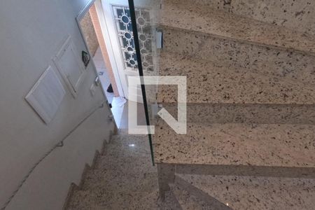 Escadas para o 2º Piso de casa para alugar com 2 quartos, 85m² em Gonzaga, Santos