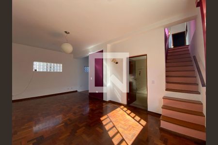 Casa para alugar com 5 quartos, 247m² em Vila Ipojuca, São Paulo