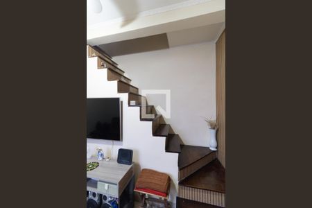 Escada de casa para alugar com 2 quartos, 90m² em Vila das Merces, São Paulo
