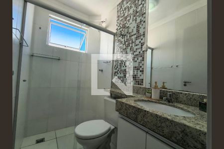 Banheiro de apartamento à venda com 2 quartos, 48m² em Linda Vista, Contagem