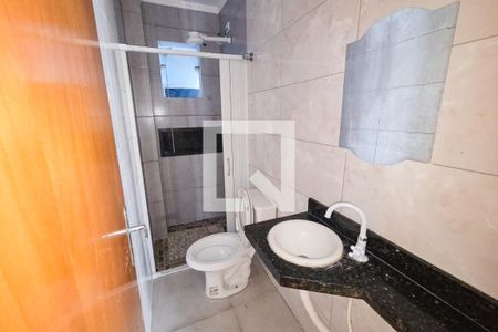 Banheiro de casa de condomínio para alugar com 1 quarto, 60m² em Maracanã, Praia Grande