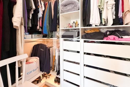 Closet da suíte 1 de casa para alugar com 3 quartos, 180m² em Vila Alvinopolis, São Bernardo do Campo