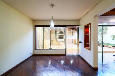 Casa para alugar com 3 quartos, 250m² em Jardim Londrina, São Paulo