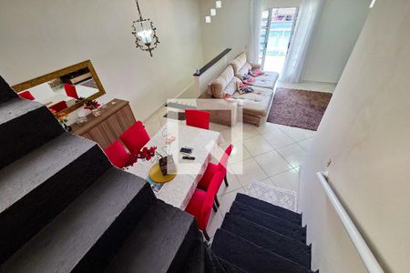 Escada de casa de condomínio para alugar com 3 quartos, 244m² em Jardim Aloha, Praia Grande