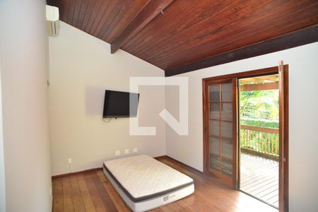 Suíte de casa de condomínio à venda com 4 quartos, 304m² em Itanhangá, Rio de Janeiro