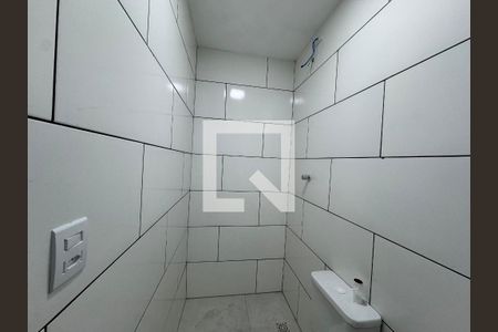Banheiro de kitnet/studio para alugar com 1 quarto, 25m² em Km 18, Osasco