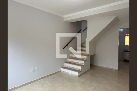 Sala de casa de condomínio para alugar com 2 quartos, 75m² em Jardim Jacinto, Jacareí