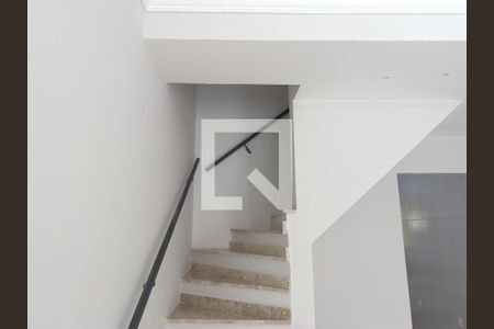 Escada de casa de condomínio para alugar com 2 quartos, 75m² em Jardim Jacinto, Jacareí