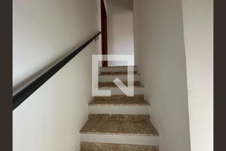 Escada de casa de condomínio para alugar com 2 quartos, 75m² em Jardim Jacinto, Jacareí