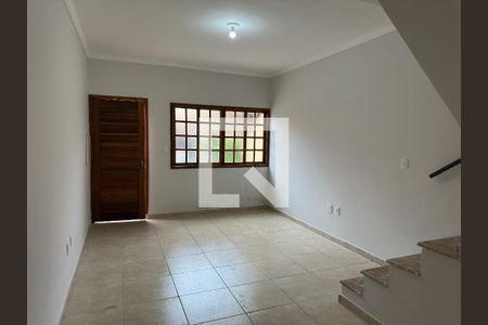 Sala de casa de condomínio para alugar com 2 quartos, 75m² em Jardim Jacinto, Jacareí