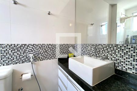 Banheiro da Suíte de apartamento para alugar com 3 quartos, 90m² em Santa Tereza, Belo Horizonte