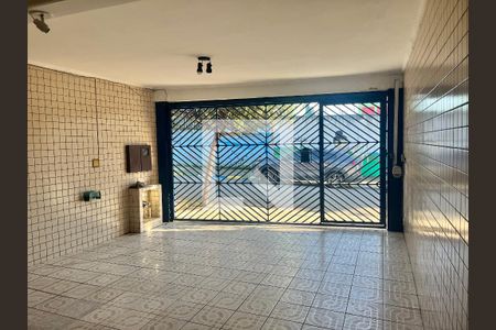 Casa para alugar com 4 quartos, 300m² em Parque dos Bancarios, São Paulo