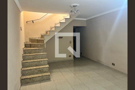 Casa para alugar com 4 quartos, 300m² em Parque dos Bancarios, São Paulo