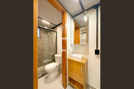 Banheiro de kitnet/studio para alugar com 1 quarto, 24m² em Ipiranga, São José