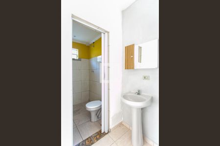 Banheiro / Lavatório  de casa para alugar com 1 quarto, 48m² em Jardim Miriam, São Paulo