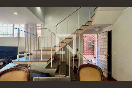Escada de casa à venda com 3 quartos, 211m² em Sumaré, São Paulo