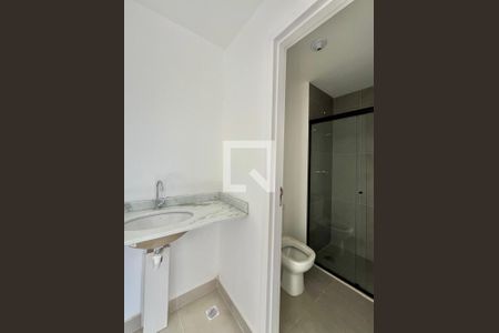 Banheiro de apartamento à venda com 1 quarto, 34m² em Parque Industrial, Campinas