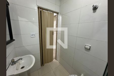 Banheiro de apartamento para alugar com 1 quarto, 40m² em Parque Prainha, São Vicente