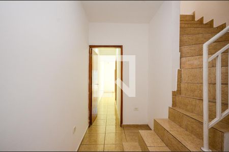 Corredor de casa para alugar com 3 quartos, 80m² em Vila Serralheiro, São Paulo