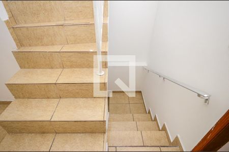 Escada de casa para alugar com 3 quartos, 80m² em Vila Serralheiro, São Paulo