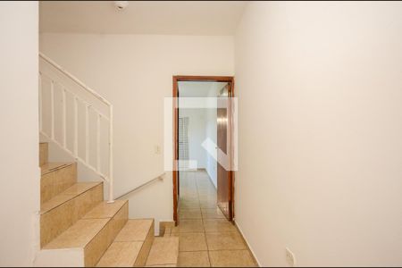 Corredor de casa para alugar com 3 quartos, 80m² em Vila Serralheiro, São Paulo