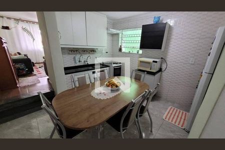 Casa à venda com 4 quartos, 178m² em Parque Maria Domitila, São Paulo